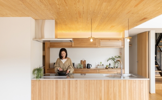 やさしさと機能美が調和する、木のキッチン