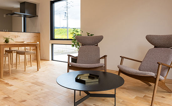 森林にいるような落ち着きのあるリビング