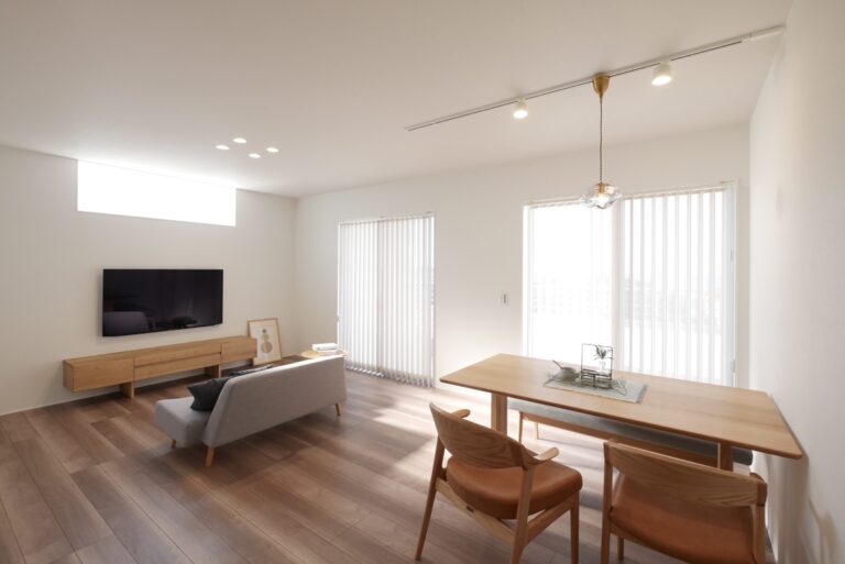 海を眺める店舗併用住宅