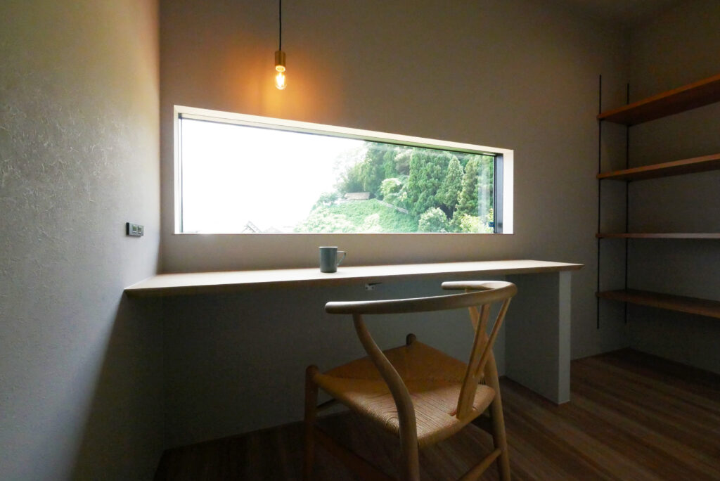 立地を活かし、穏やかな海と緑を取り込んだ家