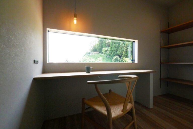 立地を活かし、穏やかな海と緑を取り込んだ家