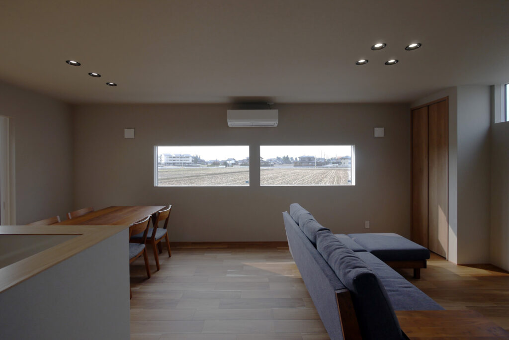 絵画のように切り取った田園風景を望む家