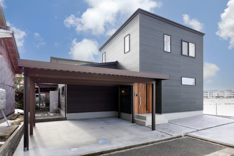 絵画のように切り取った田園風景を望む家