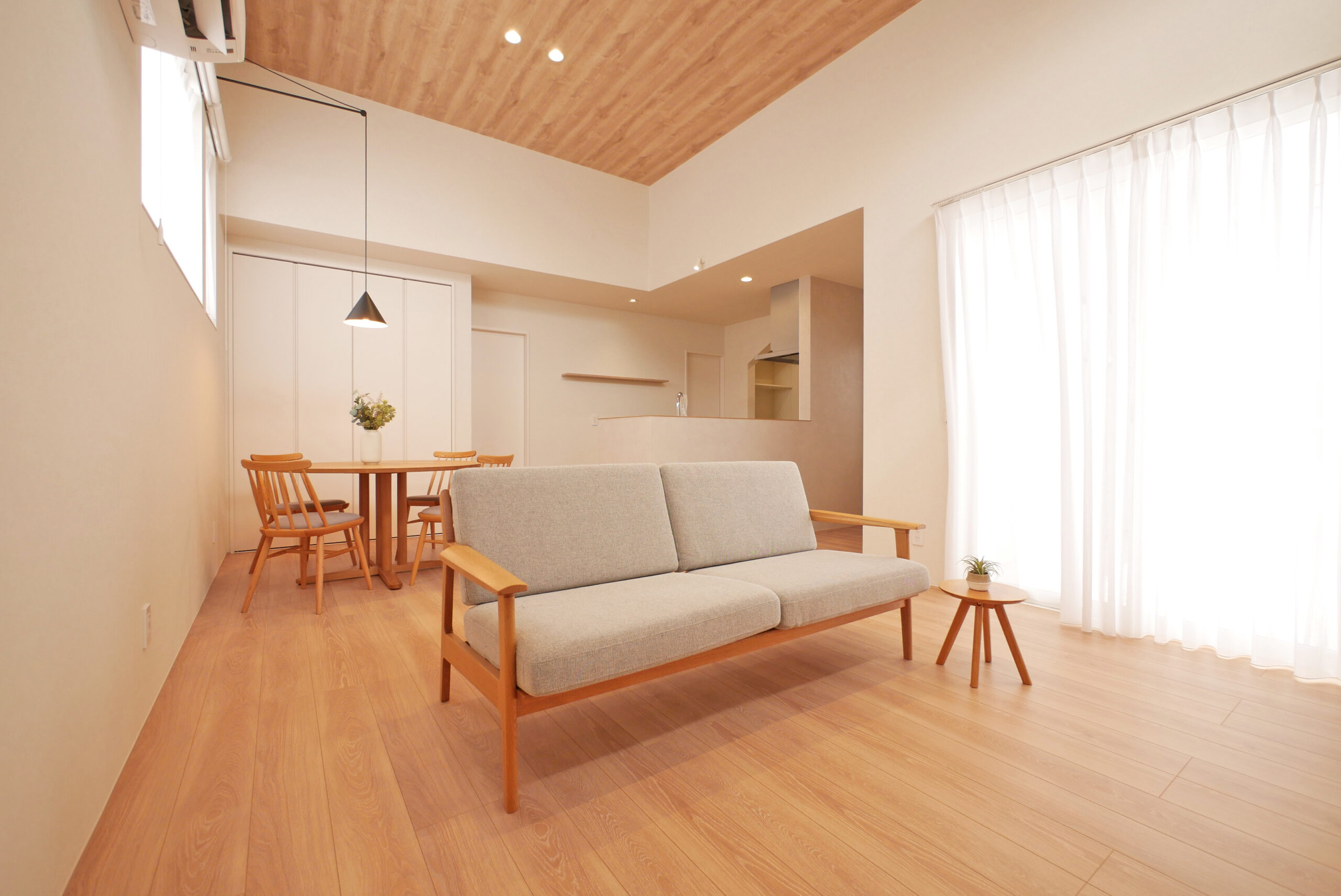 高天井から降り注ぐ自然の光に包まれる家