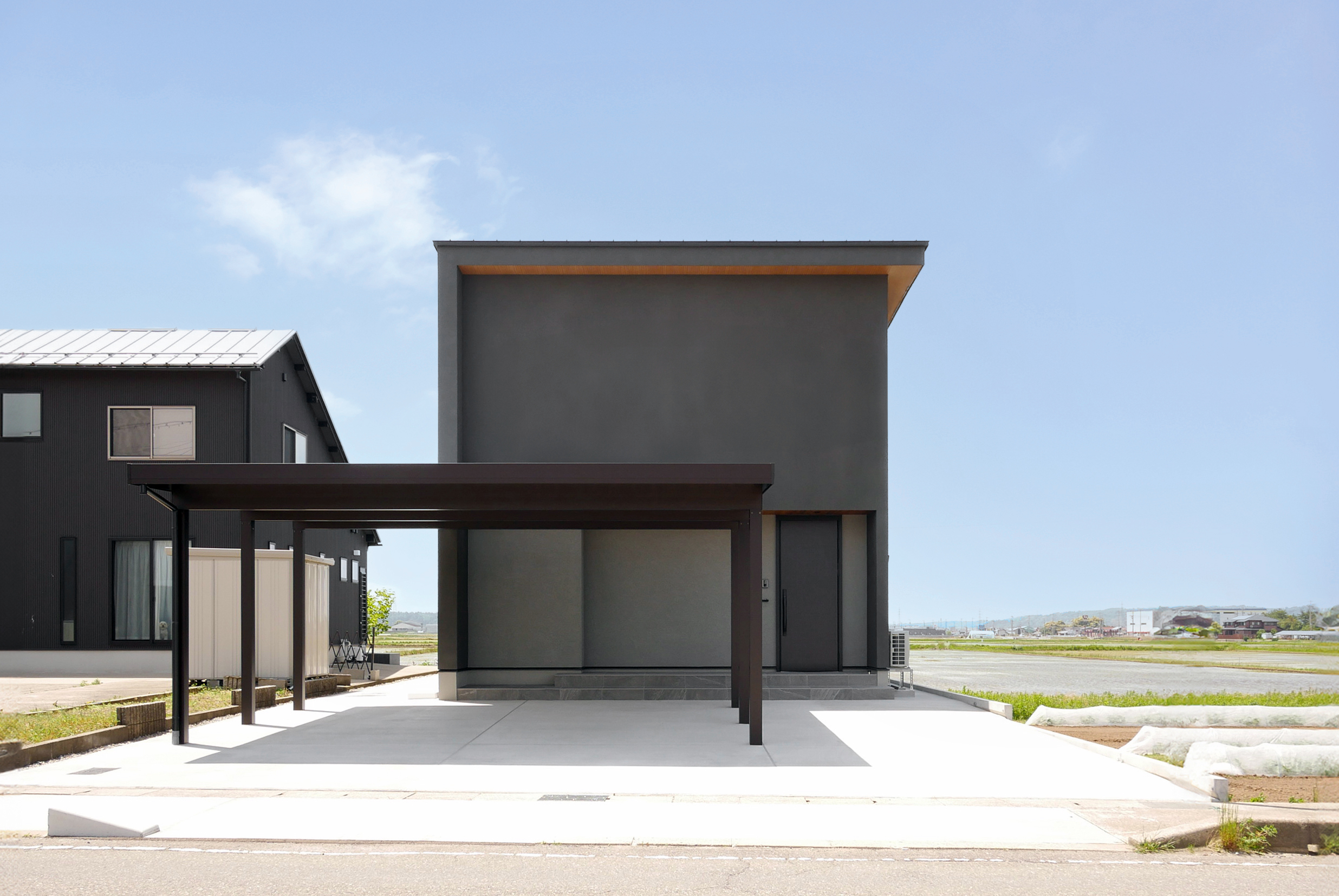 銘木のチーク無垢材が映える家