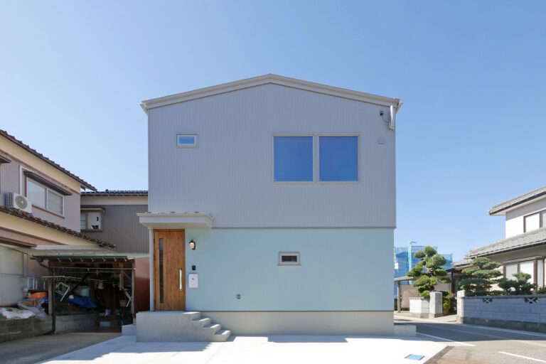 明るさと温もりをデザインした、小さな大空間の家